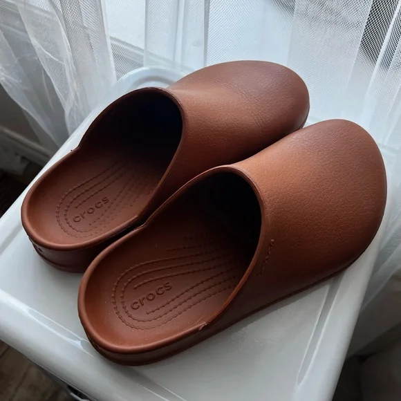 Crocs Cognac Leather Look "Dylan" Clogs Size Womens 9/ Mens 7 - Picture 2 of 5